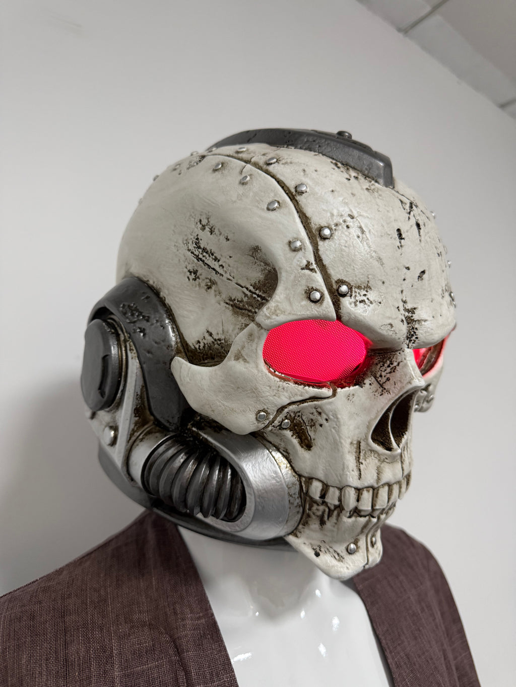 1:1 Wearable Warhammer 40K Skull Space Marine LED Helmet Prop Replica