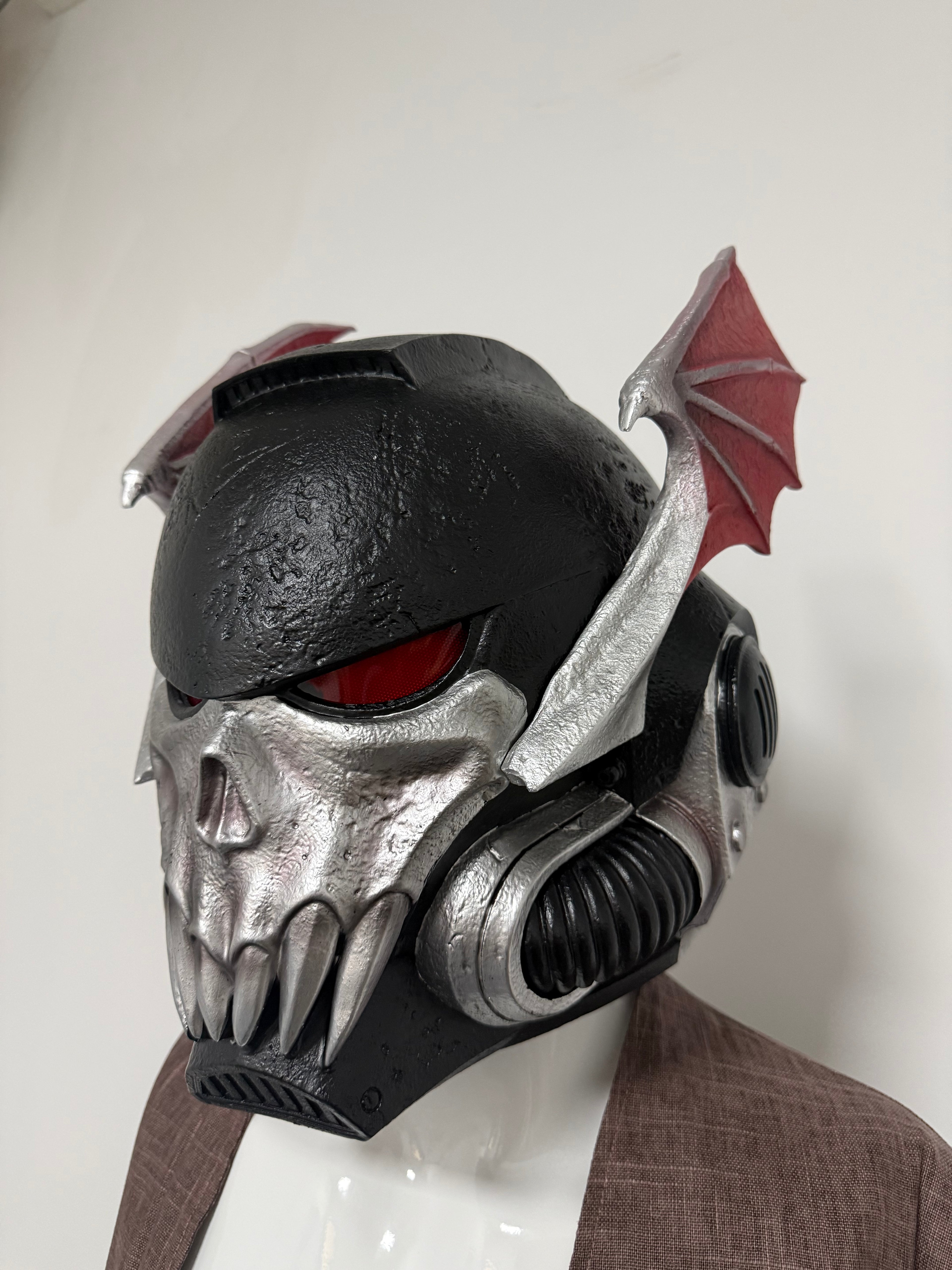 1:1 Wearable Warhammer 40K Night Lords Bat Wing Skull LED Helmet Prop Replica
