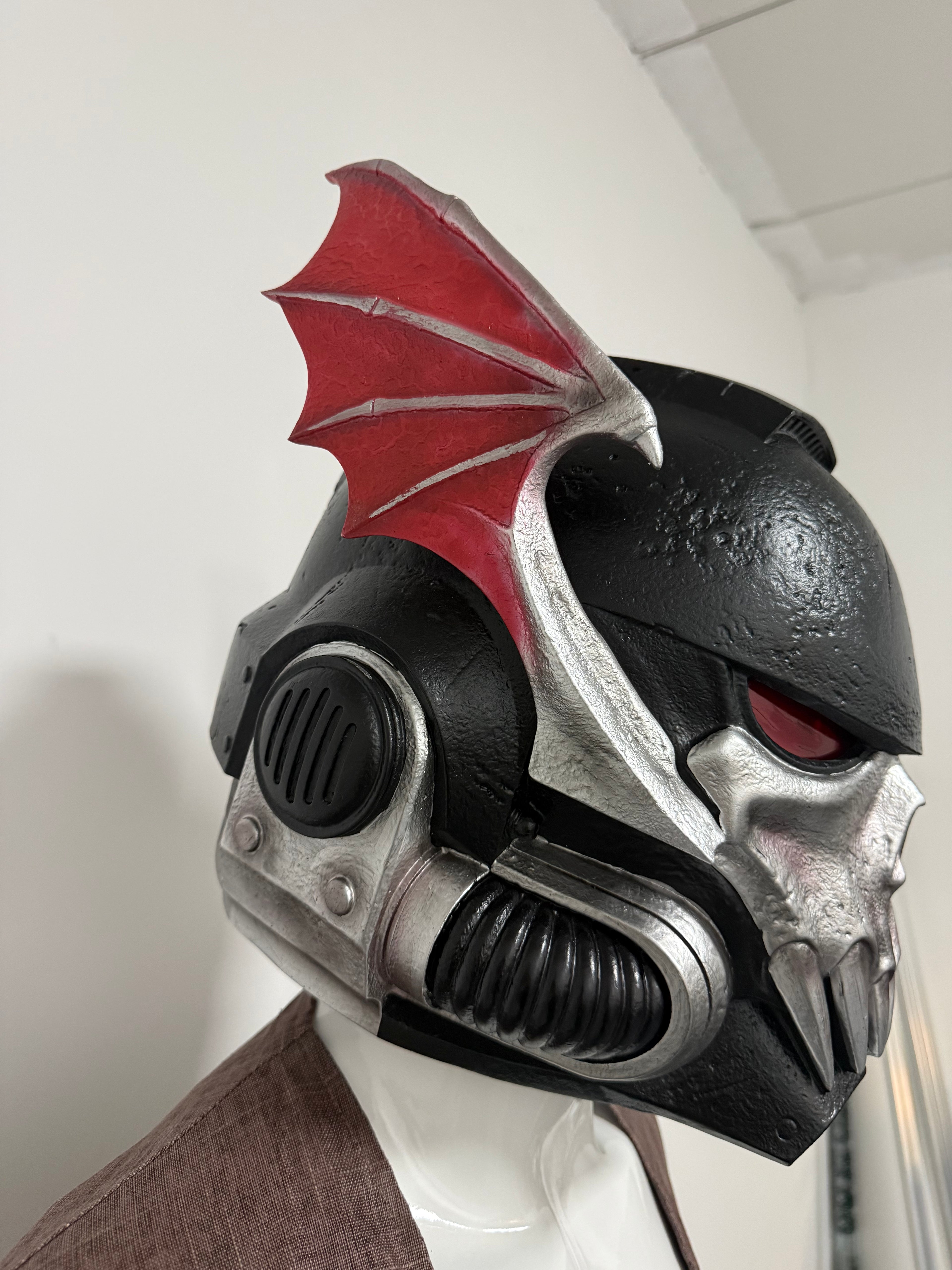 1:1 Wearable Warhammer 40K Night Lords Bat Wing Skull LED Helmet Prop Replica