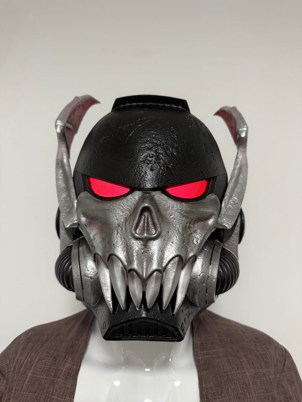 1:1 Wearable Warhammer 40K Night Lords Bat Wing Skull LED Helmet Prop Replica