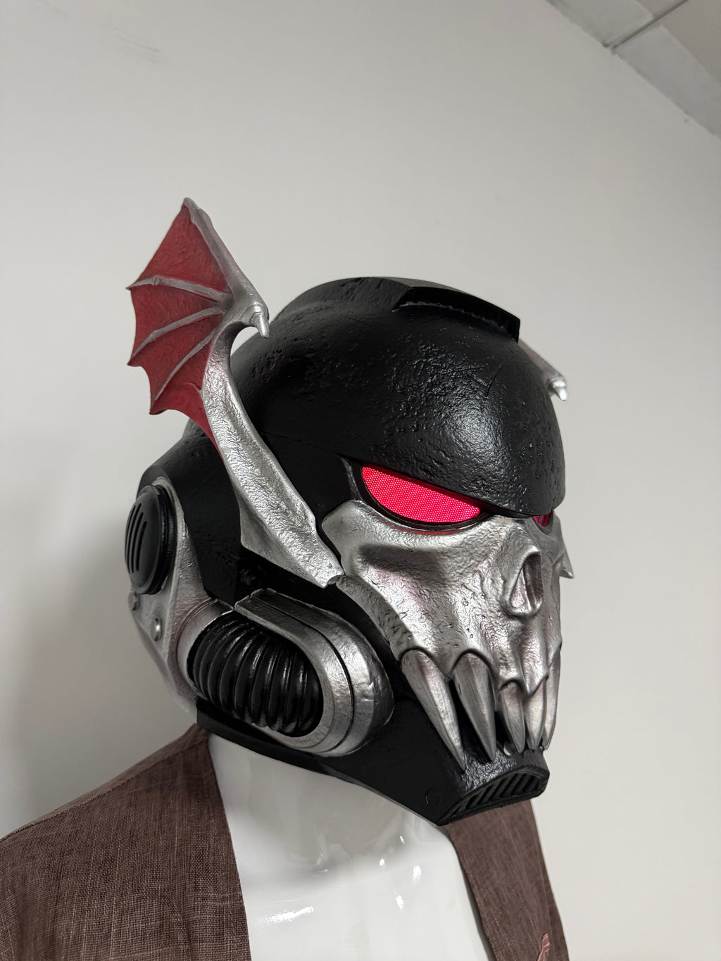 1:1 Wearable Warhammer 40K Night Lords Bat Wing Skull LED Helmet Prop Replica