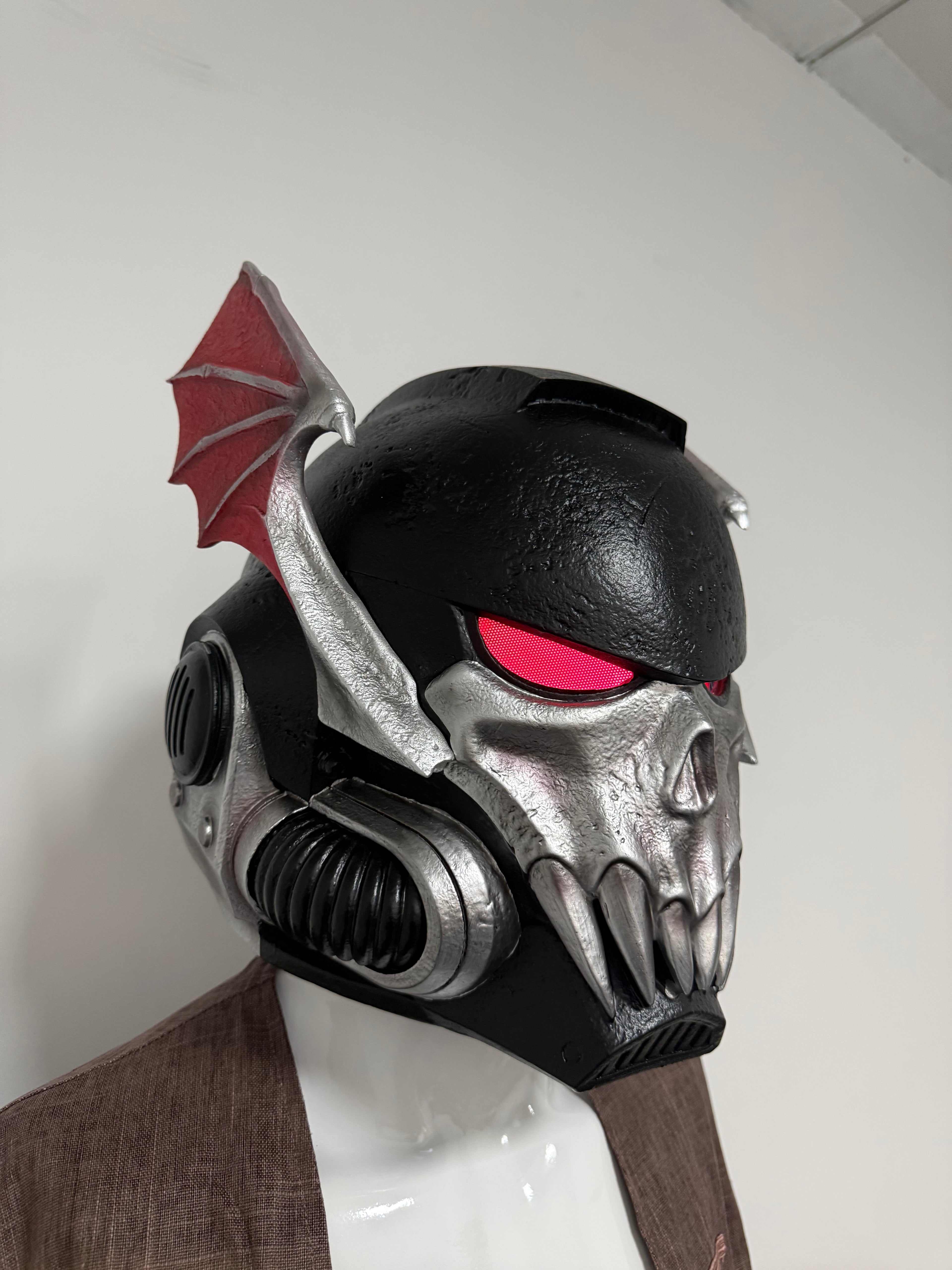 1:1 Wearable Warhammer 40K Night Lords Bat Wing Skull LED Helmet Prop Replica