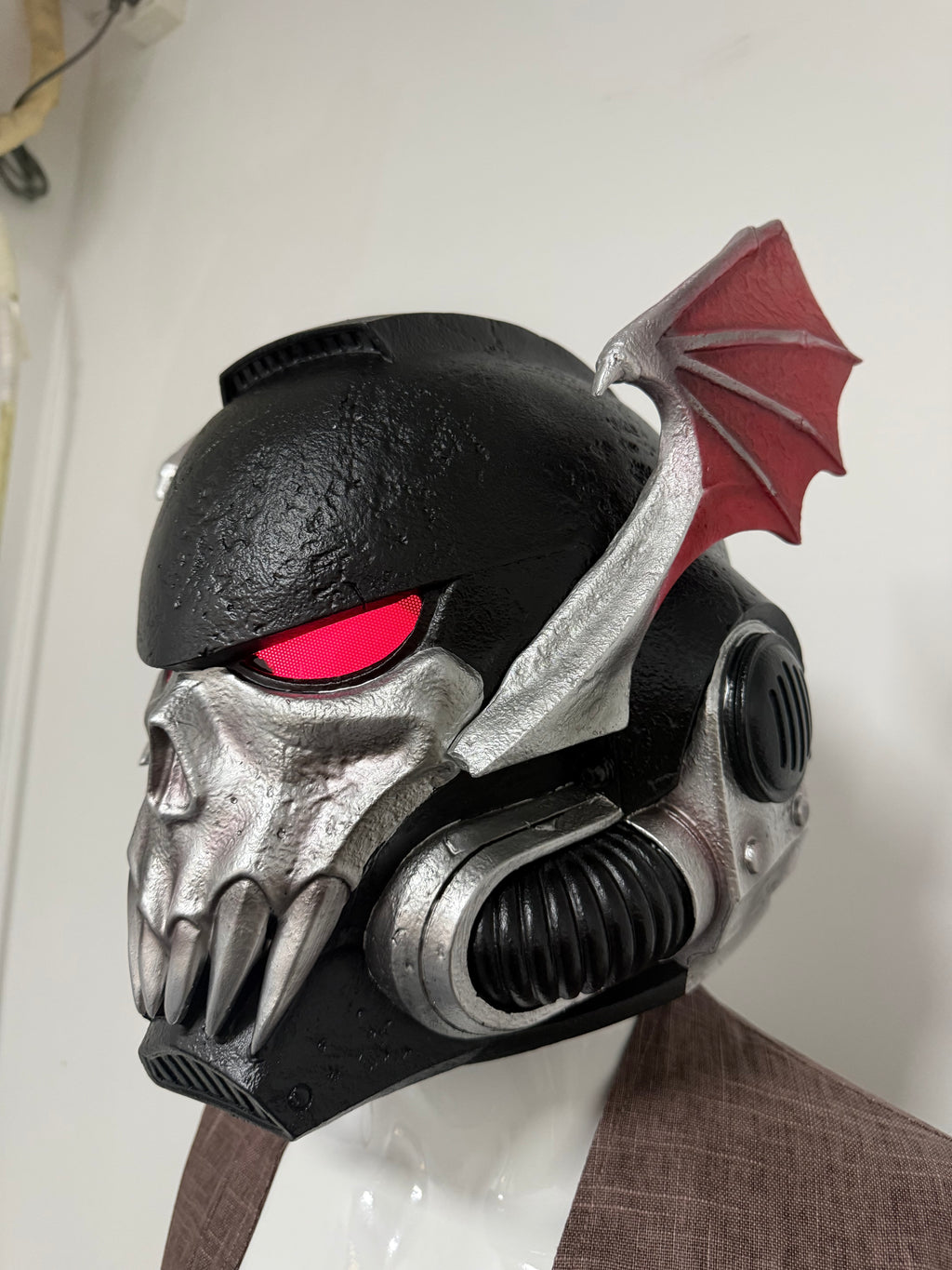 1:1 Wearable Warhammer 40K Night Lords Bat Wing Skull LED Helmet Prop Replica